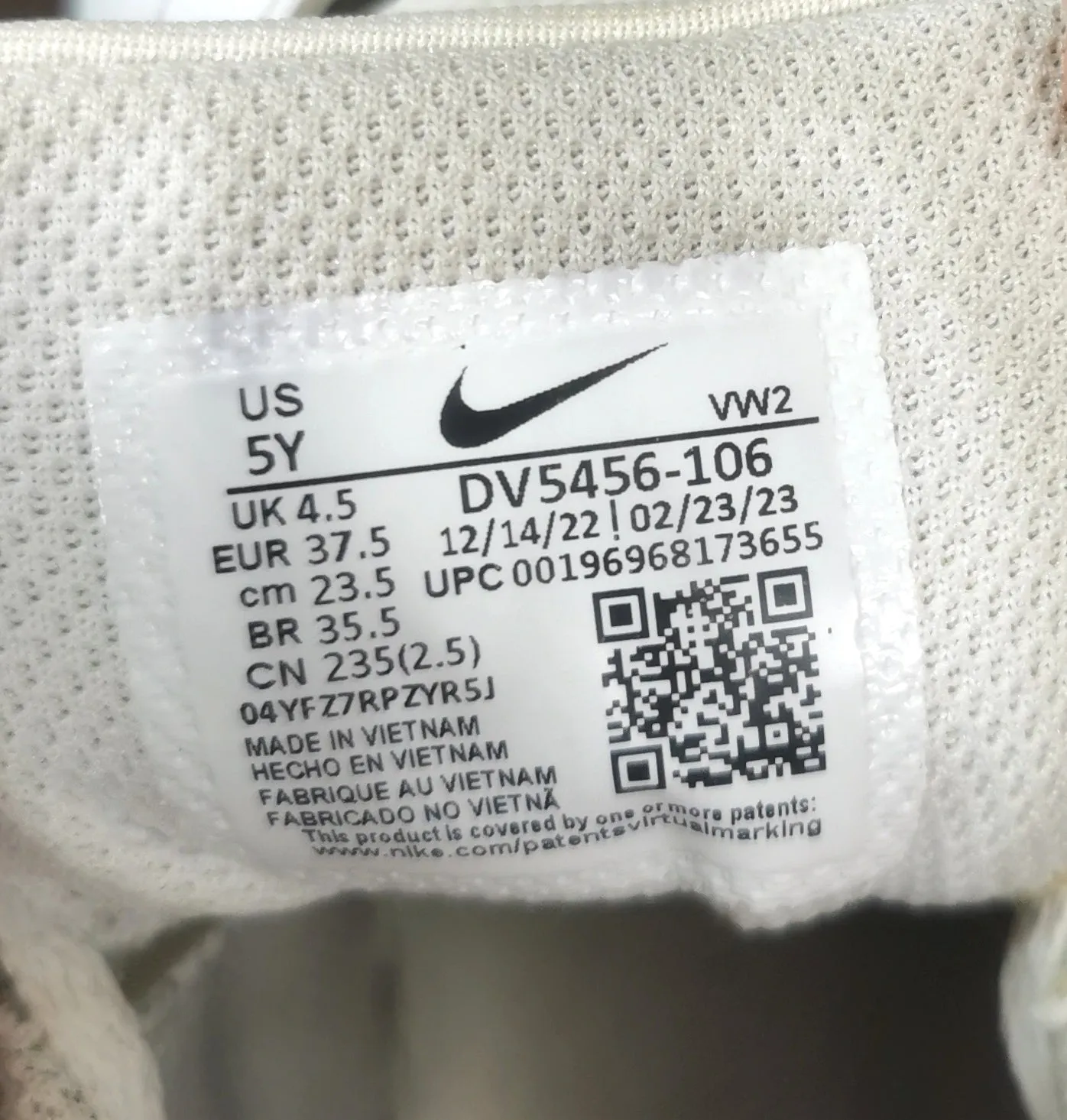 BOY SIZE 5 YOUTH - NIKE Sneakers, White VGUC B60